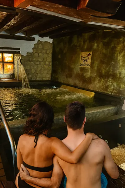 Pareja en el spa del Hotel Casa del Abad